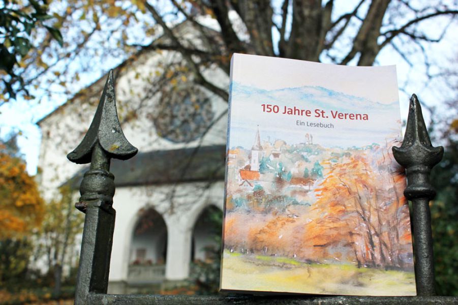 lesebuch stverena vor der Kirche fotografiert 