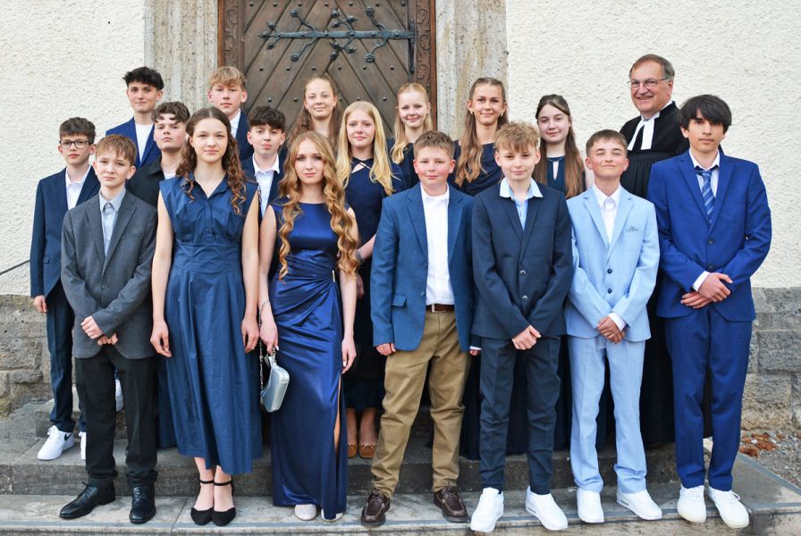 2026 05 konfis mit pfarrer christuskirche