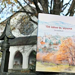 lesebuch stverena vor der Kirche fotografiert 